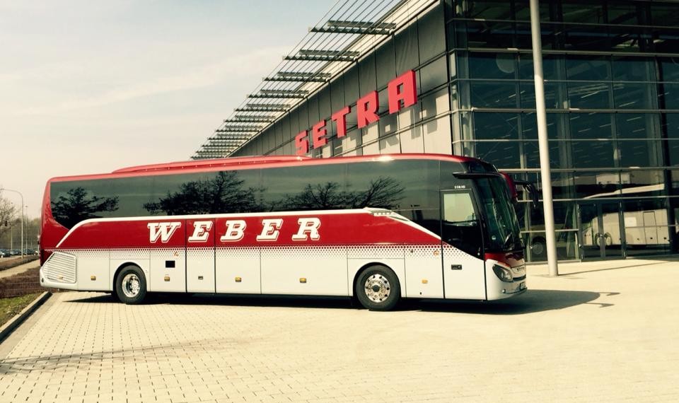 Avtobus Setra pred stavbo